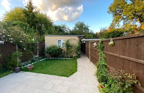 Burnt Oak House | Tiny warm home family