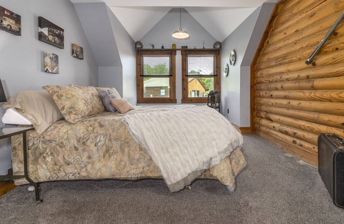 Roanoke Bed & Breakfast | Tip Top King Room - Mountain VIew