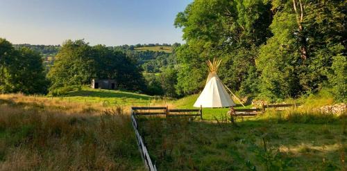 Saint-Etienne-de-Chomeil Other | Tipi Immersion Nature