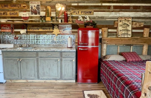Voca Cabin | Tippy Canoe | Fun & Unique Cabin Close to Castell