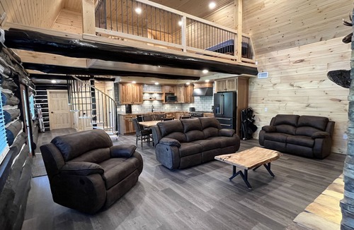 Tipton Cabin | Tipton Run Lodge: Luxurious Log Cabin