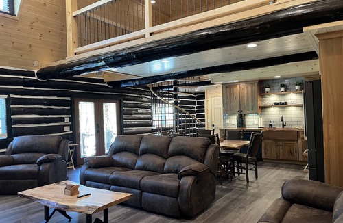 Tipton Cabin | Tipton Run Lodge: Luxurious Log Cabin