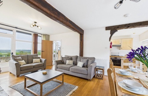 Ryde Cottage | Tithe Barn, Little Upton Farm