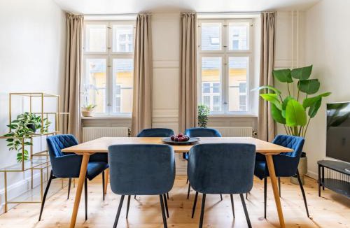 Copenhagen City Centre Apartment | Tivoli 2 - Spacious 3 Bedroom near Tivoli