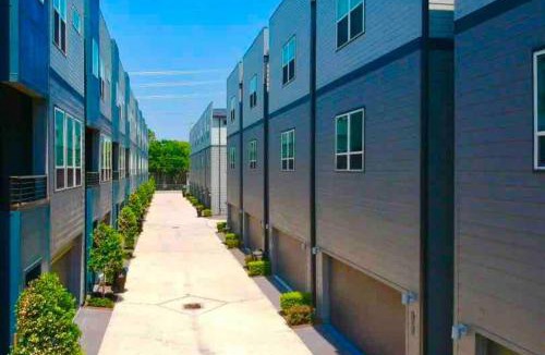 Astrodome House | TMC 3-Story Townhome FREE EV Charge