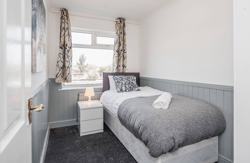 Tilbury House | TMS Spacious 3-Bed House! Tilbury! Free parking!