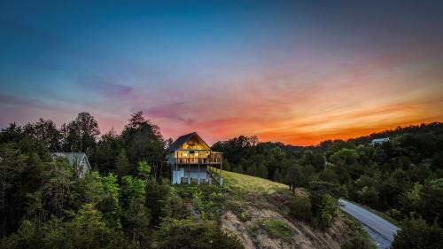 Sevierville House | TN Whiskey Cabin- Lake and Mtn Views- Covered Deck- Game Room- Pool Table- Pets