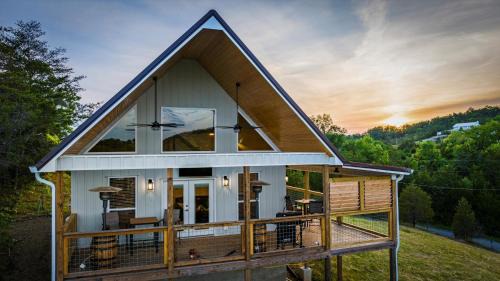 Sevierville House | TN Whiskey Cabin- Lake and Mtn Views- Covered Deck- Game Room- Pool Table- Pets