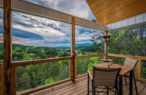 Sevierville House | TN Whiskey Cabin- Lake and Mtn Views- Covered Deck- Game Room- Pool Table- Pets