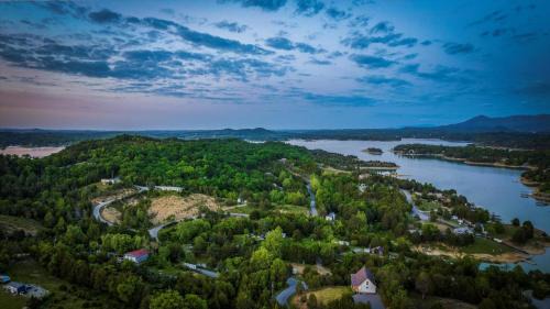 Sevierville House | TN Whiskey Cabin- Lake and Mtn Views- Covered Deck- Game Room- Pool Table- Pets