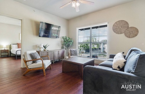 North Loop Apartment | TNC #206 xxxxxxxxxxx