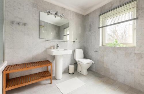 Surrey Docks Apartment | to be use