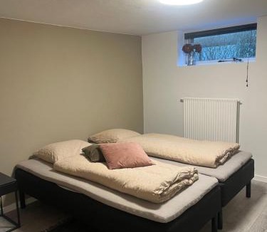 Rodekro House | To værelser med dobbeltsenge tæt på E45 og banegården i Rødekro Værelserne deler bad Kælderværelser med egen indgang