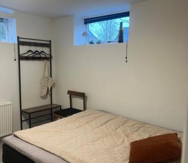 Rodekro House | To værelser med dobbeltsenge tæt på E45 og banegården i Rødekro Værelserne deler bad Kælderværelser med egen indgang
