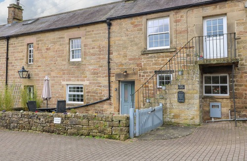 Two Dales Cottage | TOAD COTTAGE, pet friendly in Two Dales