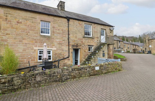 Two Dales Cottage | TOAD COTTAGE, pet friendly in Two Dales