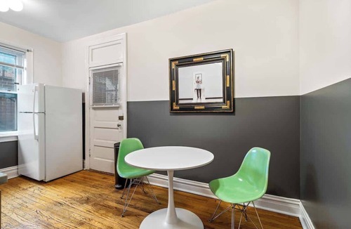 Uptown Apartment | Toad Hall near Wrigley