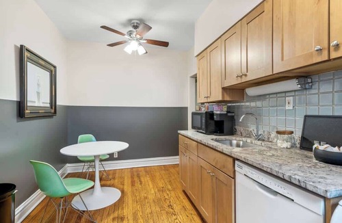 Uptown Apartment | Toad Hall near Wrigley