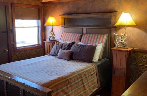 Comfort House | Tobasco Ranch - Antler Cabin
