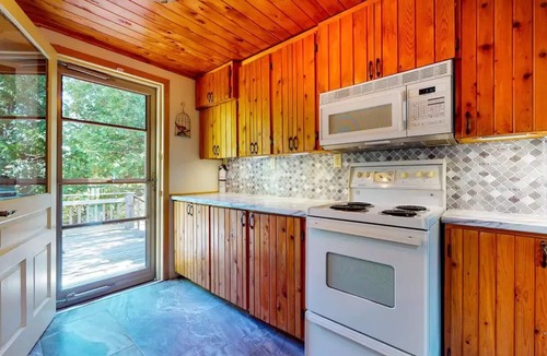 Northern Bruce Peninsula Cottage | Tobermory Waterfront Cottage @ Singing Sands Beach