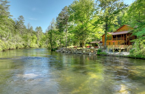 Blue Ridge Cabin | Toccoa River Frontage - Steps from the water, Sleeps 10, Fire Pit, Pet Friendly