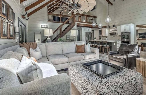 Dial House | Toccoa Time - Riverside | Pet Friendly | Hot Tub | Firepit