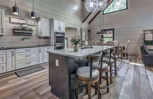 Dial House | Toccoa Time - Riverside | Pet Friendly | Hot Tub | Firepit