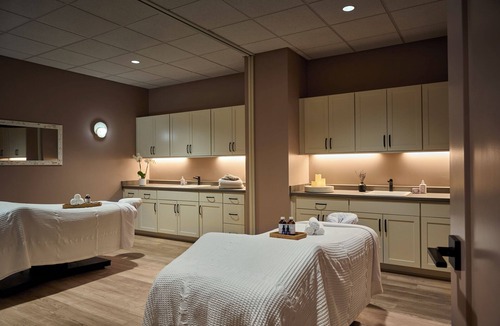 Cumming Apartment | Toile & Bubble Rose Suite