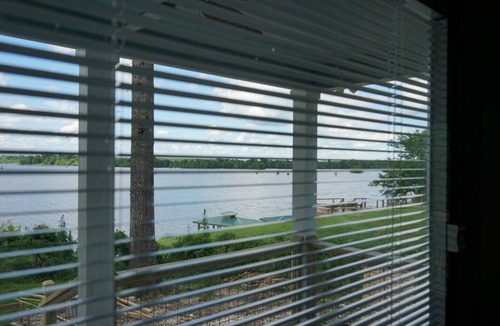 Negreet House | Toledo Queen Lakefront Custom 4 BR Home, Boathouse, Boat Ramp & Beautiful Views.