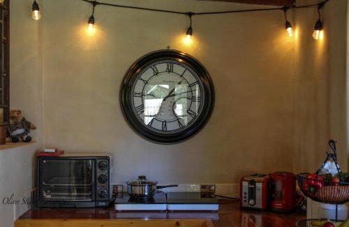 Mount Tomah Bed & Breakfast | Tomah Retreat - Studio BREATHE with fireplace