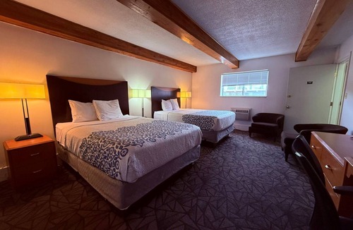 Riverton Hotel | Tomahawk Motor Lodge Riverton US-26
