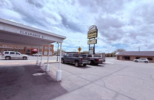 Riverton Hotel | Tomahawk Motor Lodge Riverton US-26