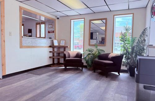 Riverton Hotel | Tomahawk Motor Lodge Riverton US-26