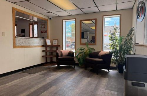 Riverton Hotel | Tomahawk Motor Lodge Riverton US-26