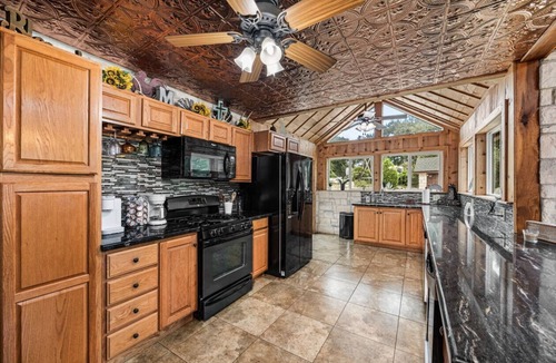 Tomball Cabin | Tomball 3-Acre Event Venue - Pool, Pond, HotTub