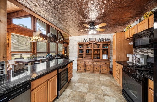 Tomball Cabin | Tomball 3-Acre Event Venue - Pool, Pond, HotTub