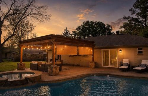 Tomball House | Tomball Pool & Spa Retreat Pets Welcome!