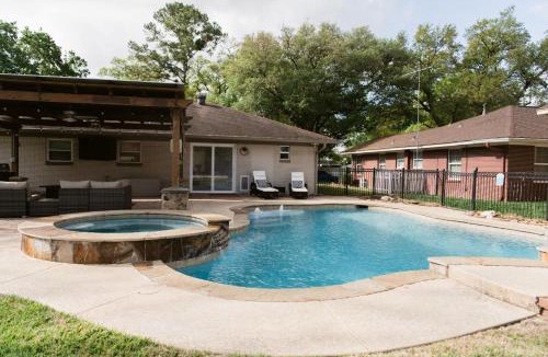 Tomball House | Tomball Pool & Spa Retreat Pets Welcome!