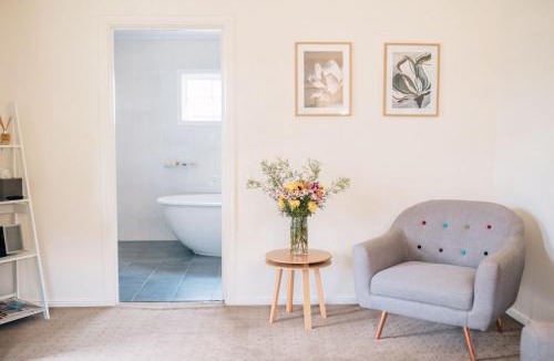 Light Pass Bed & Breakfast | Tomfoolery Winemaker's Cottage Barossa Valley