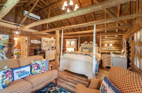 Rudy House | Too cute-Queen-Log cabin charm-Kitchen-The Happy Hound