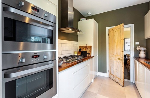 Tooting Apartment | Tooting's Charming Victorian Garden Hideaway