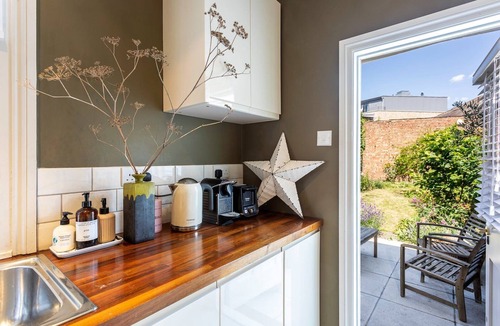 Tooting Apartment | Tooting's Charming Victorian Garden Hideaway