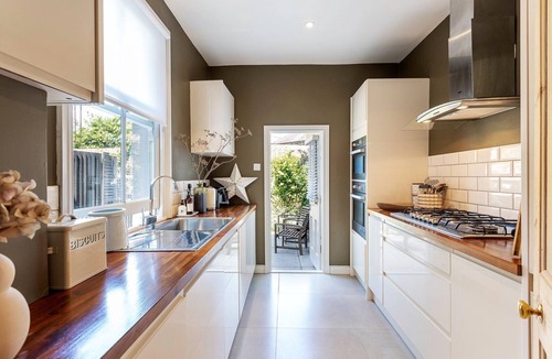 Tooting Apartment | Tooting's Charming Victorian Garden Hideaway