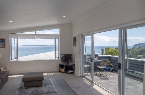 Coopers Beach House | Top Apartment with Sea Views & Beach Access