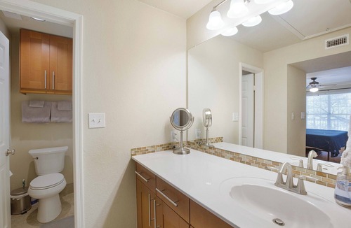 Allandale Apartment | Top floor 1-bedroom in North Central Austin with King Bed and Workstation