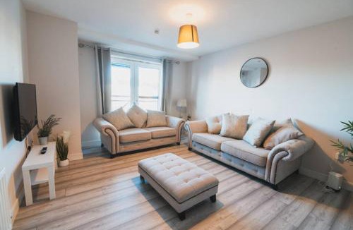 Renfrew Apartment | Top-Floor 2-Bed Near Braehead