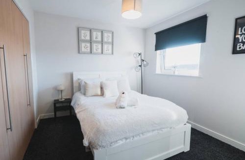 Renfrew Apartment | Top-Floor 2-Bed Near Braehead