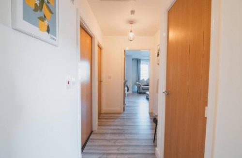 Renfrew Apartment | Top-Floor 2-Bed Near Braehead