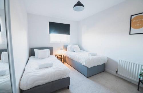 Renfrew Apartment | Top-Floor 2-Bed Near Braehead