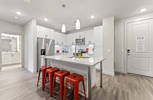 Windsor Park Apartment | Top Floor 2BR King Beds Suite 8 Min to Downtown